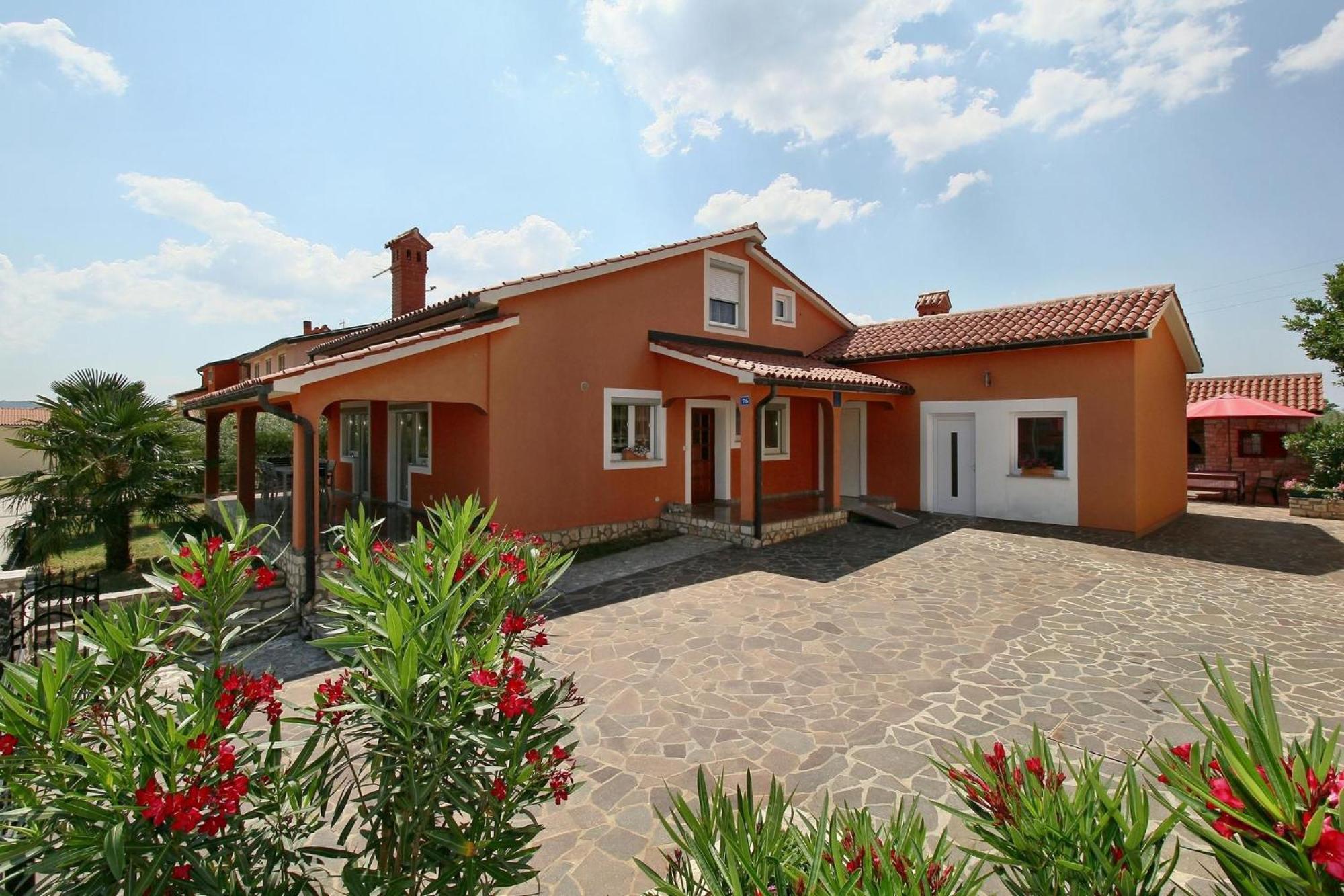Familienfreundliches Mit Pool Ferienhaus Buje